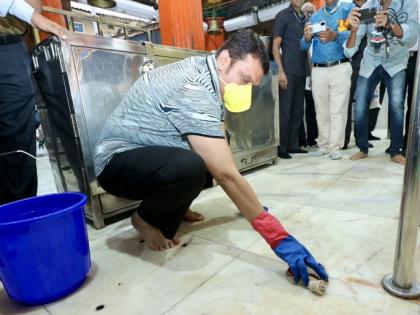 Deputy CM Fadnavis Joins Temple Cleanliness Drive, Takes Jab at Shiv Sena | Deputy CM Fadnavis Joins Temple Cleanliness Drive, Takes Jab at Shiv Sena