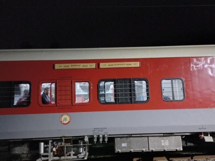 Stones Pelted at Surat-Ayodhya Express in Nandurbar, Two Detained Including a Psychiatric Patient | Stones Pelted at Surat-Ayodhya Express in Nandurbar, Two Detained Including a Psychiatric Patient
