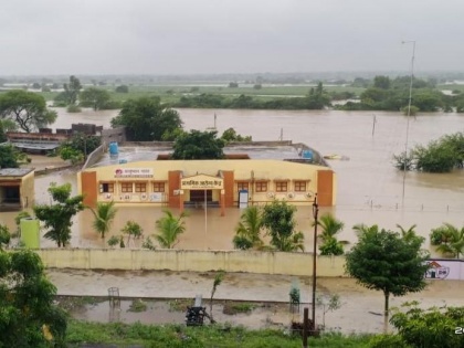 Marathwada region experiences effects of cyclone Gulab; flood water enters village | Marathwada region experiences effects of cyclone Gulab; flood water enters village