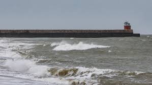 Cyclone Biparjoy: Rough sea waves seen in Mumbai, high tides expected | Cyclone Biparjoy: Rough sea waves seen in Mumbai, high tides expected