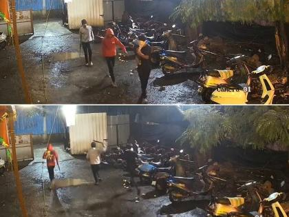 Pune: Masked Youths Brandish Sharp Weapons, Vandalise Two-Wheeler Outside Cafe | Pune: Masked Youths Brandish Sharp Weapons, Vandalise Two-Wheeler Outside Cafe