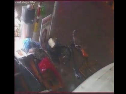 Hyderabad: Fruit Vendor Electrocuted to Death During Rains in Bahadurpura; Watch Video | Hyderabad: Fruit Vendor Electrocuted to Death During Rains in Bahadurpura; Watch Video
