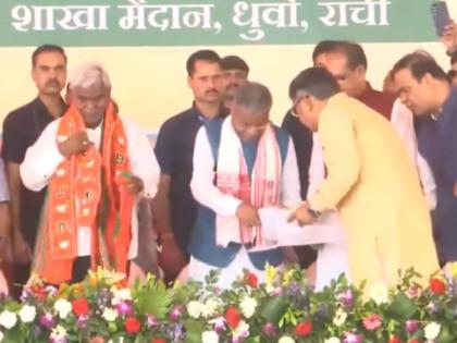 Champai Soren Joins BJP Presence of Union Minister Shivraj Singh Chouhan and Other Leaders (Watch Video) | Champai Soren Joins BJP Presence of Union Minister Shivraj Singh Chouhan and Other Leaders (Watch Video) Champai Soren Joins BJP Presence of Union Minister Shivraj Singh Chouhan and Other Leaders (Watch Video) | Champai Soren Joins BJP Presence of Union Minister Shivraj Singh Chouhan and Other Leaders (Watch Video)