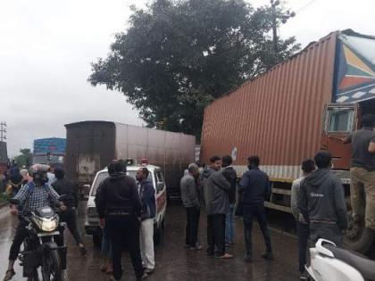 Tempo and container crash on Pune-Nashik highway results in severe injuries | Tempo and container crash on Pune-Nashik highway results in severe injuries