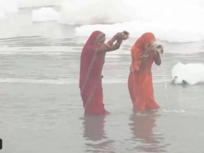 Chhath Puja 2024 Celebration: Devotees Perform Rituals at Kalindi Kunj Chhath Ghat in Delhi Amid Toxic Foam (Watch Video)