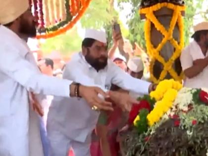 Maharashtra: Deputy CM Eknath Shinde Pays Tribute at Chhatrapati Sambhaji Maharaj Samadhi in Pune, Marking End of 'Balidan Mas' (Watch Video) | Maharashtra: Deputy CM Eknath Shinde Pays Tribute at Chhatrapati Sambhaji Maharaj Samadhi in Pune, Marking End of 'Balidan Mas' (Watch Video) Maharashtra: Deputy CM Eknath Shinde Pays Tribute at Chhatrapati Sambhaji Maharaj Samadhi in Pune, Marking End of 'Balidan Mas' (Watch Video) | Maharashtra: Deputy CM Eknath Shinde Pays Tribute at Chhatrapati Sambhaji Maharaj Samadhi in Pune, Marking End of 'Balidan Mas' (Watch Video)