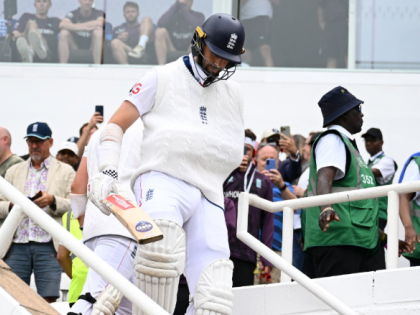 Chris Woakes Walks Out to Bat with Sling On as England Lose Ninth Wicket on Day 5 of ENG vs IND 5th Test (Watch Video) | Chris Woakes Walks Out to Bat with Sling On as England Lose Ninth Wicket on Day 5 of ENG vs IND 5th Test (Watch Video)