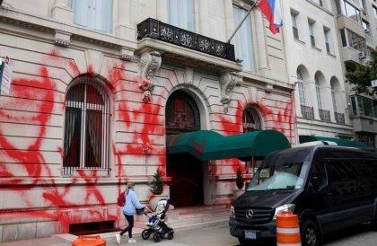Russian consulate in New York vandalized with red paint | Russian consulate in New York vandalized with red paint Russian consulate in New York vandalized with red paint | Russian consulate in New York vandalized with red paint
