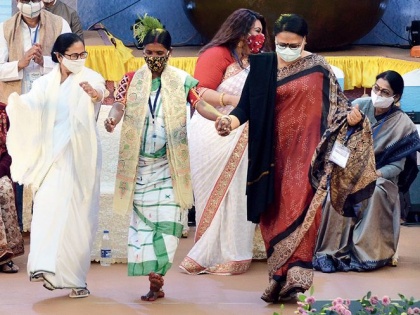 Watch Video! Mamata Banerjee breaks into dance at a music festival | Watch Video! Mamata Banerjee breaks into dance at a music festival