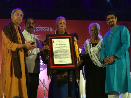 Pune: Pandit Hariprasad Chaurasia Conferred Lifetime Achievement Award at Bansuri Utsav | Pune: Pandit Hariprasad Chaurasia Conferred Lifetime Achievement Award at Bansuri Utsav