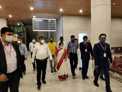 Mumbai Mayor pays surprise visit at airport amid threat of Omicron Covid Variant | Mumbai Mayor pays surprise visit at airport amid threat of Omicron Covid Variant
