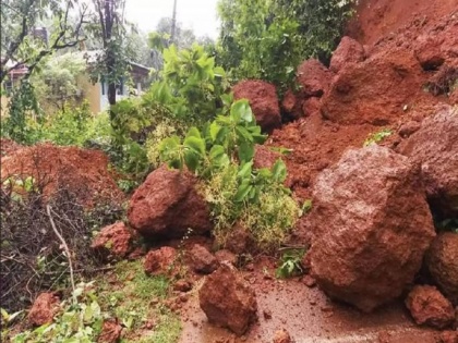 Maharashtra Flood: 17 people and 25 animals feared trapped after landslide in Khed taluka | Maharashtra Flood: 17 people and 25 animals feared trapped after landslide in Khed taluka