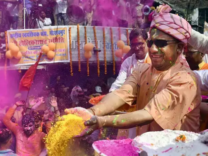Holi 2025: Uttar Pradesh CM Yogi Adityanath Starts Celebrations Of Braj Ki Holi In Mathura (Watch Video) | Holi 2025: Uttar Pradesh CM Yogi Adityanath Starts Celebrations Of Braj Ki Holi In Mathura (Watch Video)