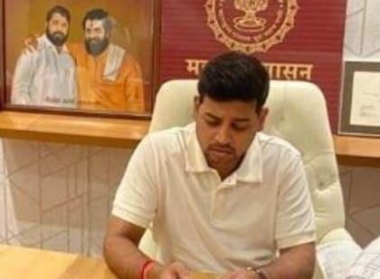 Eknath Shinde's son spotted sitting in CM's chair, shocking pic goes viral! | Eknath Shinde's son spotted sitting in CM's chair, shocking pic goes viral!