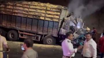Four dead, two injured as truck catches fire in Pune | Four dead, two injured as truck catches fire in Pune