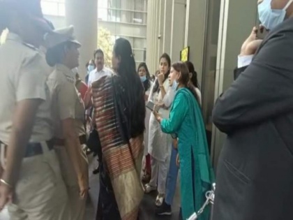 Congress women protest against Smriti Irani in Pune, gets into police custody | Congress women protest against Smriti Irani in Pune, gets into police custody