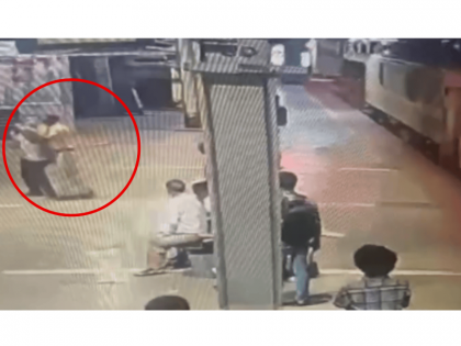 Mumbai: Man Attempts Suicide at Dadar Station by Stabbing Himself, Tries to Jump Before Train; Alert Home Guard Saves Him (Video) | Mumbai: Man Attempts Suicide at Dadar Station by Stabbing Himself, Tries to Jump Before Train; Alert Home Guard Saves Him (Video) Mumbai: Man Attempts Suicide at Dadar Station by Stabbing Himself, Tries to Jump Before Train; Alert Home Guard Saves Him (Video) | Mumbai: Man Attempts Suicide at Dadar Station by Stabbing Himself, Tries to Jump Before Train; Alert Home Guard Saves Him (Video)
