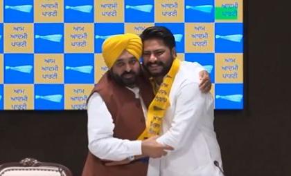 Dalvir Singh Goldy Joins AAP: Blow for Congress in Punjab After Former Dhuri MLA Quits Party After Being Denied LS Ticket (Watch Video) | Dalvir Singh Goldy Joins AAP: Blow for Congress in Punjab After Former Dhuri MLA Quits Party After Being Denied LS Ticket (Watch Video)