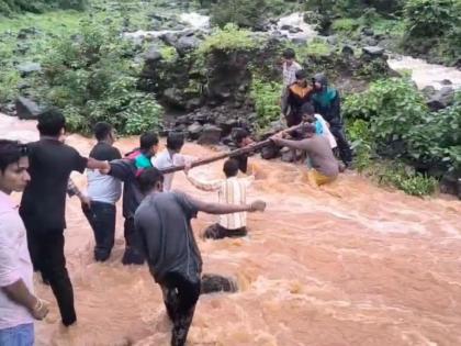 Nandurbar: Youths Save Tourists Trapped at Dapur Waterfall Amid Sudden Water Surge | Nandurbar: Youths Save Tourists Trapped at Dapur Waterfall Amid Sudden Water Surge
