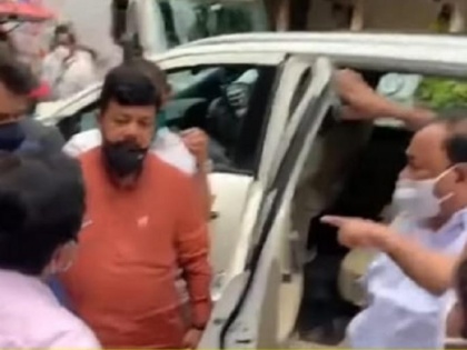 VIDEO! Union minister Narayan Rane loses cool, scolds Pravin Darekar publicly | VIDEO! Union minister Narayan Rane loses cool, scolds Pravin Darekar publicly