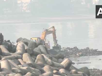 BMC razes illegal 'dargah' in Mahim sea, after Raj Thackeray's warning | BMC razes illegal 'dargah' in Mahim sea, after Raj Thackeray's warning
