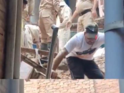 Delhi Building Collapse: Four-Storey Building Collapses in Seelampur; 4 Rescued, Several Feared Trapped | Delhi Building Collapse: Four-Storey Building Collapses in Seelampur; 4 Rescued, Several Feared Trapped