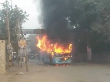 Delhi: Fire Breaks Out in Moving Bus Near Government School in Badarpur (Watch Video) | Delhi: Fire Breaks Out in Moving Bus Near Government School in Badarpur (Watch Video) Delhi: Fire Breaks Out in Moving Bus Near Government School in Badarpur (Watch Video) | Delhi: Fire Breaks Out in Moving Bus Near Government School in Badarpur (Watch Video)