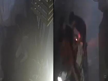 Delhi Crime: Chain Snatcher Chokes Woman Unconscious, Steals Jewellery in Shakarpur, Walks Away Casually (Watch Video) | Delhi Crime: Chain Snatcher Chokes Woman Unconscious, Steals Jewellery in Shakarpur, Walks Away Casually (Watch Video)