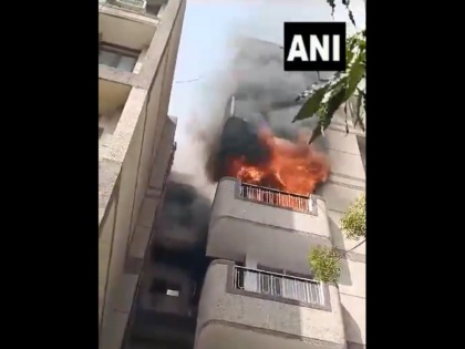 Delhi Tragedy: Two Women Jump From 4th and 5th Floors After Fire Erupts at Residential Apartment in Dwarka Sector 10 (Watch Video) | Delhi Tragedy: Two Women Jump From 4th and 5th Floors After Fire Erupts at Residential Apartment in Dwarka Sector 10 (Watch Video)