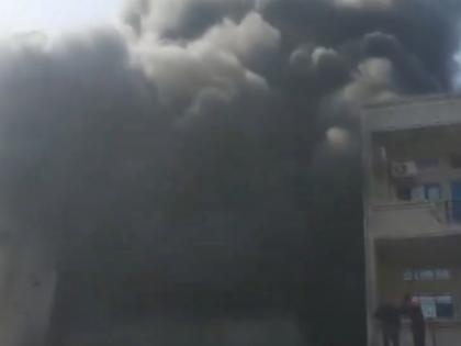 Delhi Fire: Massive Blaze Engulfs Three Floors of Plastic Factory in Narela (Watch Video) | Delhi Fire: Massive Blaze Engulfs Three Floors of Plastic Factory in Narela (Watch Video)