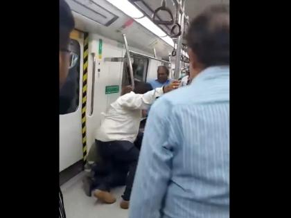 Delhi Metro Fight Viral Video: Two Men Exchange Blows Inside Train After Heated Argument | Delhi Metro Fight Viral Video: Two Men Exchange Blows Inside Train After Heated Argument