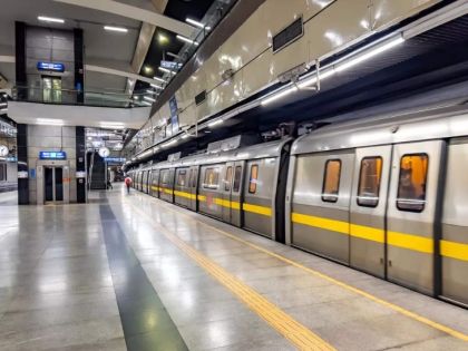 Delhi Metro Tragedy: Woman Falls or Jumps From Supreme Court Station; Investigation Underway | Delhi Metro Tragedy: Woman Falls or Jumps From Supreme Court Station; Investigation Underway