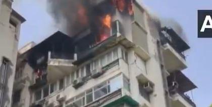 Delhi Building Fire: Blaze Erupts in Dwarka Apartment; 2–3 Feared Trapped on 7th Floor (Watch Video) | Delhi Building Fire: Blaze Erupts in Dwarka Apartment; 2–3 Feared Trapped on 7th Floor (Watch Video) Delhi Building Fire: Blaze Erupts in Dwarka Apartment; 2–3 Feared Trapped on 7th Floor (Watch Video) | Delhi Building Fire: Blaze Erupts in Dwarka Apartment; 2–3 Feared Trapped on 7th Floor (Watch Video)