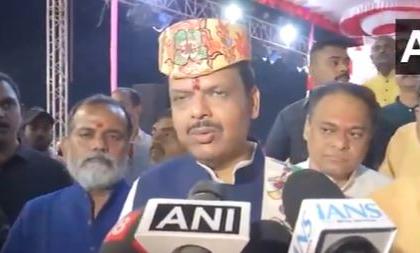 Chhath Puja 2024: Maharashtra Dy CM Devendra Fadnavis Offers Prayers At Juhu Chowpatty (Watch Video)