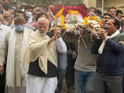 PM Modi leads funeral procession of mother Heeraben | PM Modi leads funeral procession of mother Heeraben PM Modi leads funeral procession of mother Heeraben | PM Modi leads funeral procession of mother Heeraben
