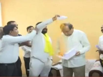 Solapur: Man throws turmeric powder at minister Radhakrishna Vikhe Patil | Solapur: Man throws turmeric powder at minister Radhakrishna Vikhe Patil