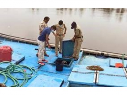 Mumbai Police seizes 10,000 litres of diesel being smuggled off Mumbai coast | Mumbai Police seizes 10,000 litres of diesel being smuggled off Mumbai coast