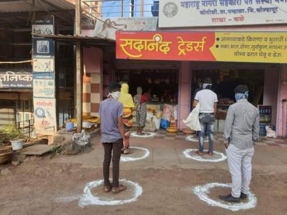 See Pics! Uddhav Thackeray: This is how social distancing should be maintained while buying essential commodities | See Pics! Uddhav Thackeray: This is how social distancing should be maintained while buying essential commodities