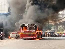 Mumbai: BEST bus catches fire in Andheri, no casualties reported | Mumbai: BEST bus catches fire in Andheri, no casualties reported Mumbai: BEST bus catches fire in Andheri, no casualties reported | Mumbai: BEST bus catches fire in Andheri, no casualties reported