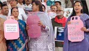 MVA legislators protest against cooking gas price hike in Maha session | MVA legislators protest against cooking gas price hike in Maha session