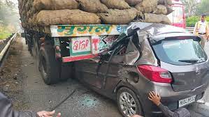 Maharashtra: 3 killed after car rams into stationary truck on Mumbai-Pune Expressway | Maharashtra: 3 killed after car rams into stationary truck on Mumbai-Pune Expressway
