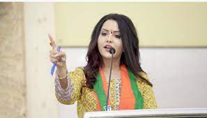 Shiv Sena seeks probe into Designer offering bribe to Amruta Fadnavis | Shiv Sena seeks probe into Designer offering bribe to Amruta Fadnavis