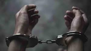 Thane: Man held for posing as policeman and robbing motorcyclist | Thane: Man held for posing as policeman and robbing motorcyclist