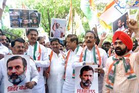 Maha Congress leaders stage protest against conviction of Rahul Gandhi over his Modi surname remark | Maha Congress leaders stage protest against conviction of Rahul Gandhi over his Modi surname remark