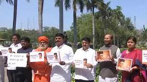 Maha BJP workers protest in front of Shivaji statue against Gandhi's comments on Savarkar | Maha BJP workers protest in front of Shivaji statue against Gandhi's comments on Savarkar Maha BJP workers protest in front of Shivaji statue against Gandhi's comments on Savarkar | Maha BJP workers protest in front of Shivaji statue against Gandhi's comments on Savarkar
