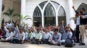 Maharashtra: Tehsildars call off their indefinite strike over pay revision demand | Maharashtra: Tehsildars call off their indefinite strike over pay revision demand Maharashtra: Tehsildars call off their indefinite strike over pay revision demand | Maharashtra: Tehsildars call off their indefinite strike over pay revision demand