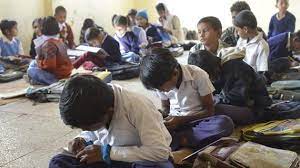 Maharashtra: Case against officials of school for making student sit outside classroom for not paying fees | Maharashtra: Case against officials of school for making student sit outside classroom for not paying fees
