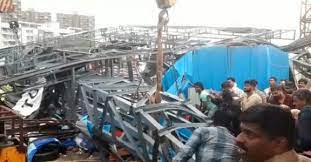 Pune: CM announces Rs 3 lakh compensation for hoarding collapse victims | Pune: CM announces Rs 3 lakh compensation for hoarding collapse victims Pune: CM announces Rs 3 lakh compensation for hoarding collapse victims | Pune: CM announces Rs 3 lakh compensation for hoarding collapse victims