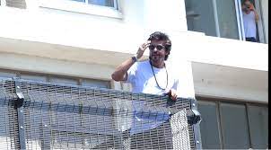 Shah Rukh Khan greets fans outside his Mumbai residence on Eid al-Fitr | Shah Rukh Khan greets fans outside his Mumbai residence on Eid al-Fitr