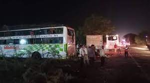 Maharashtra: 12 injured after bus overturns in Pune-Solapur highway | Maharashtra: 12 injured after bus overturns in Pune-Solapur highway